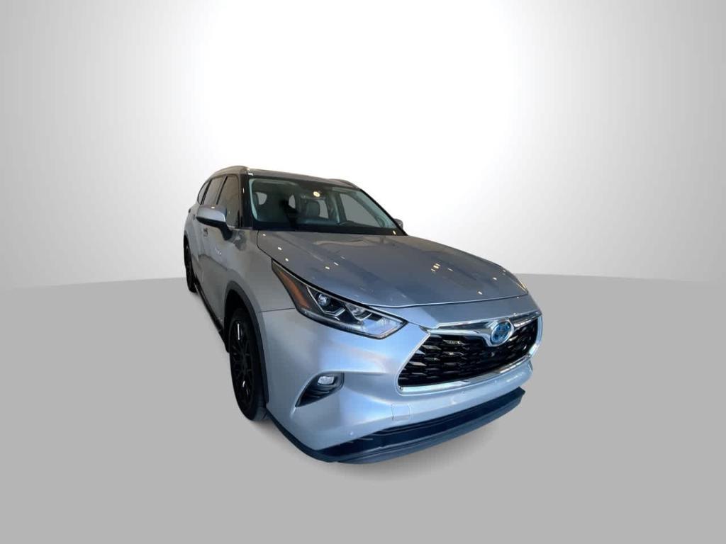 used 2020 Toyota Highlander Hybrid car, priced at $27,701