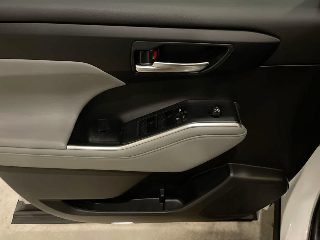 used 2023 Toyota Highlander Hybrid car, priced at $34,367