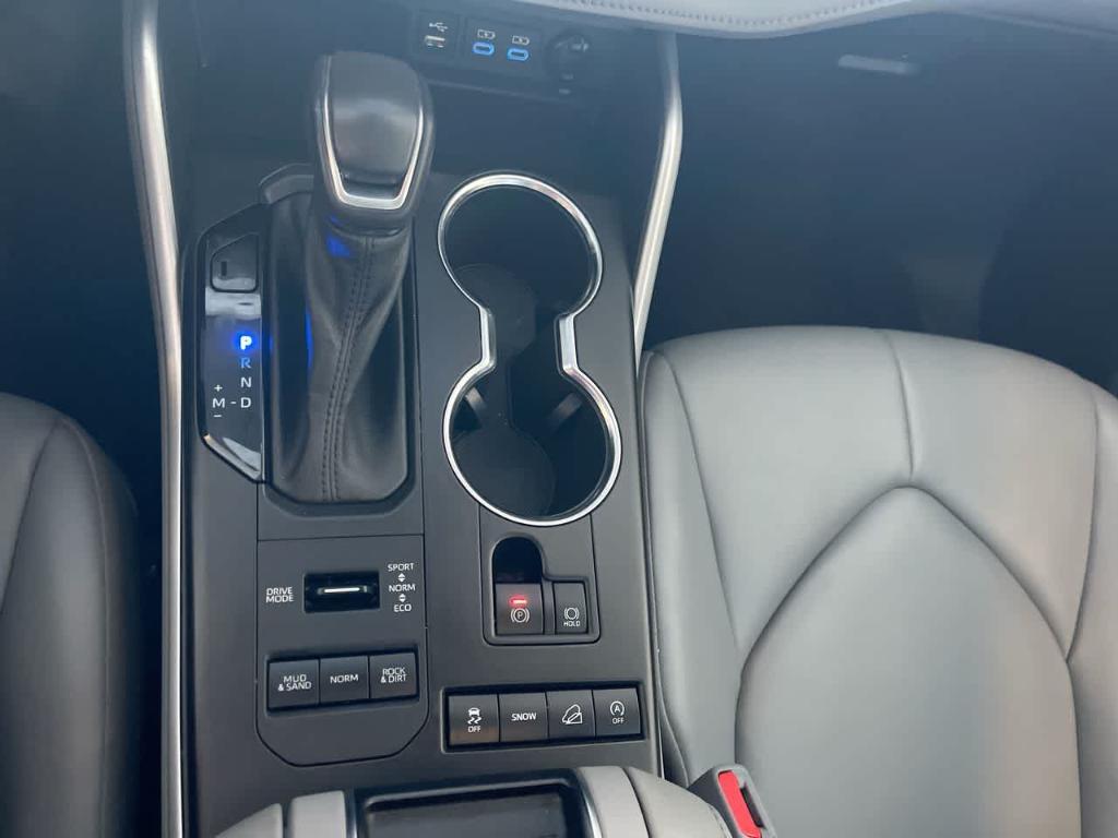 used 2022 Toyota Highlander car, priced at $34,785
