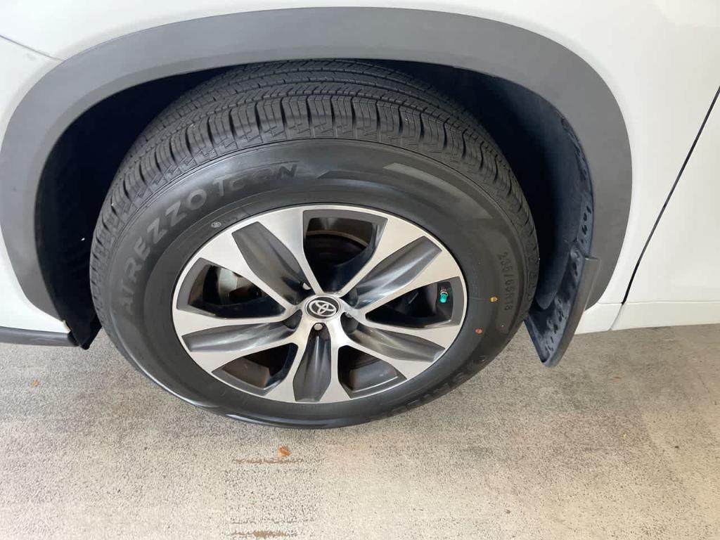 used 2023 Toyota Highlander car, priced at $34,574