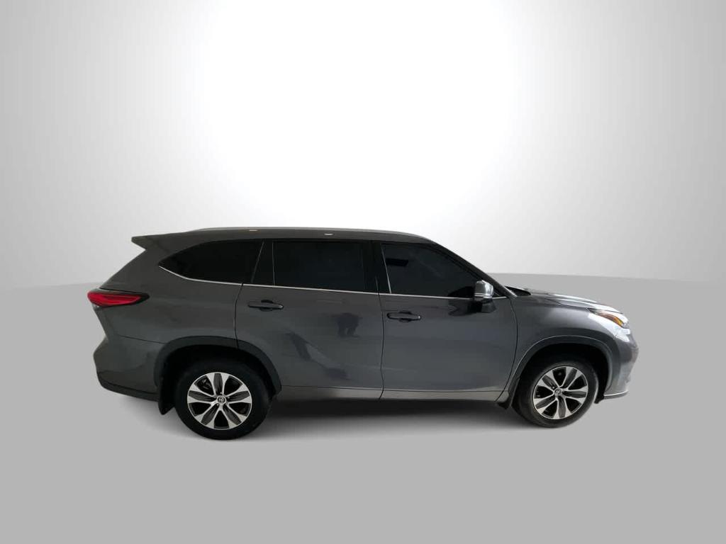used 2022 Toyota Highlander car, priced at $38,526