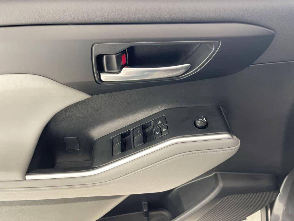 used 2022 Toyota Highlander car, priced at $38,526