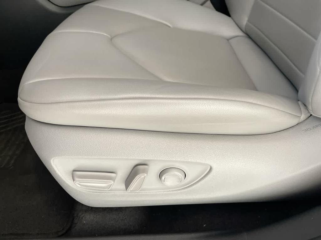 used 2022 Toyota Highlander car, priced at $38,526