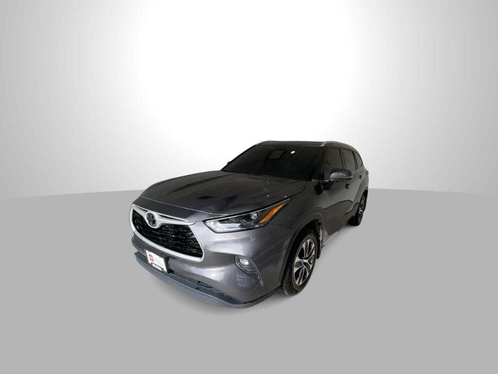 used 2022 Toyota Highlander car, priced at $38,526
