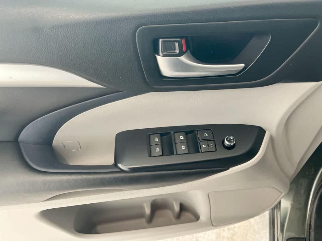used 2018 Toyota Highlander car, priced at $24,794