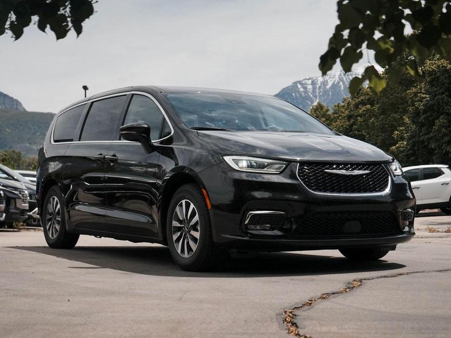 used 2022 Chrysler Pacifica Hybrid car, priced at $30,719