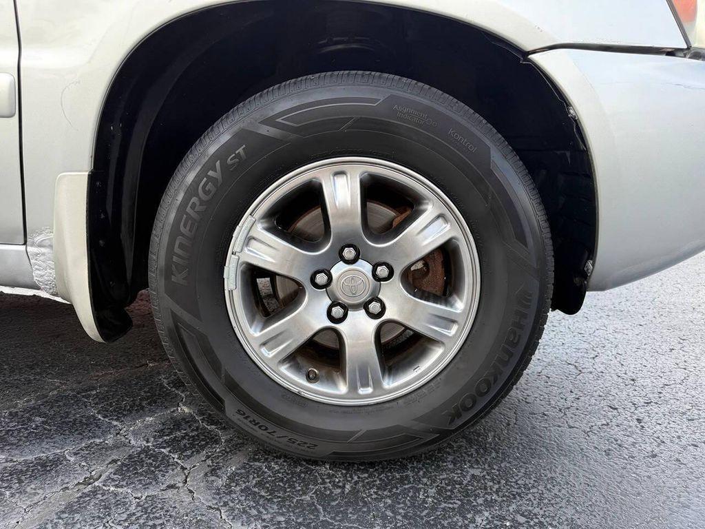 used 2004 Toyota Highlander car, priced at $5,400