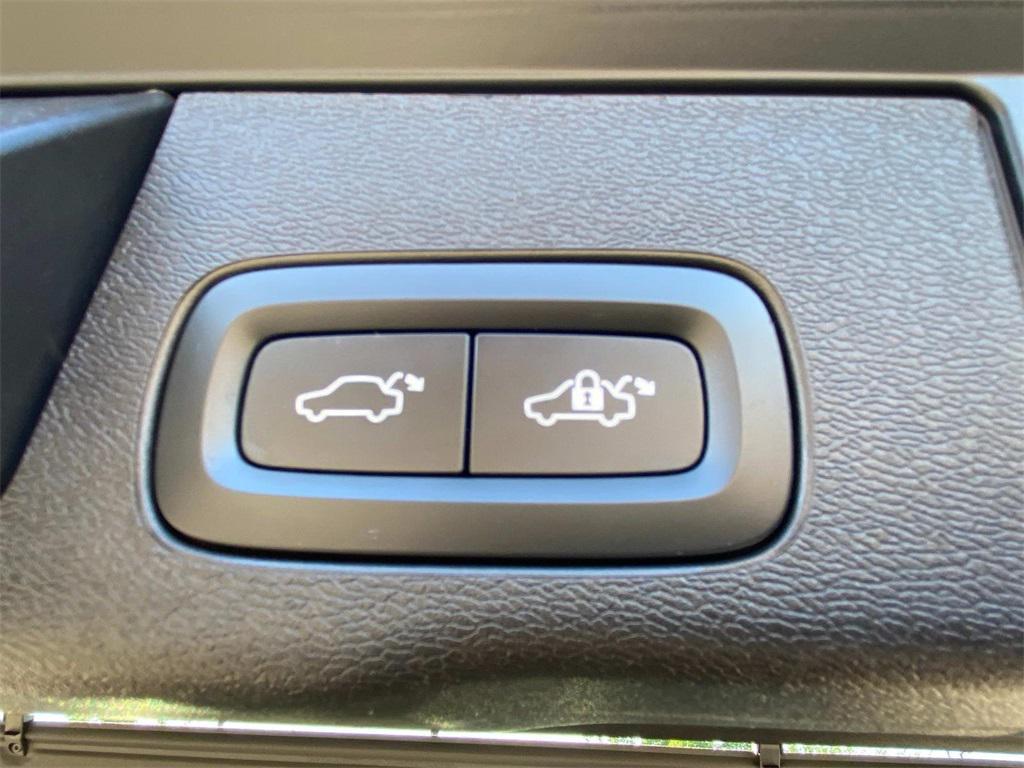 used 2022 Volvo XC60 car, priced at $31,400