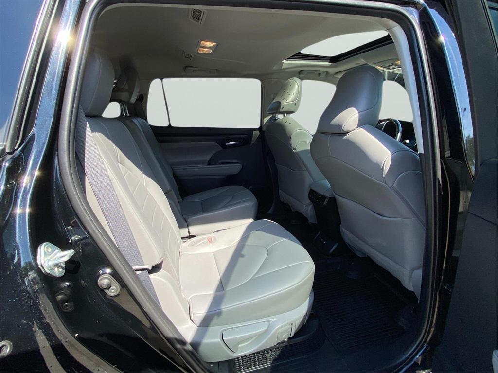 used 2020 Toyota Highlander Hybrid car, priced at $29,249