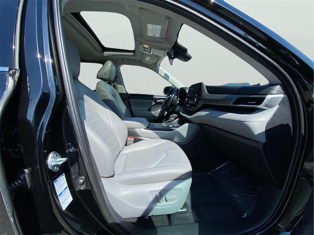 used 2020 Toyota Highlander Hybrid car, priced at $29,249