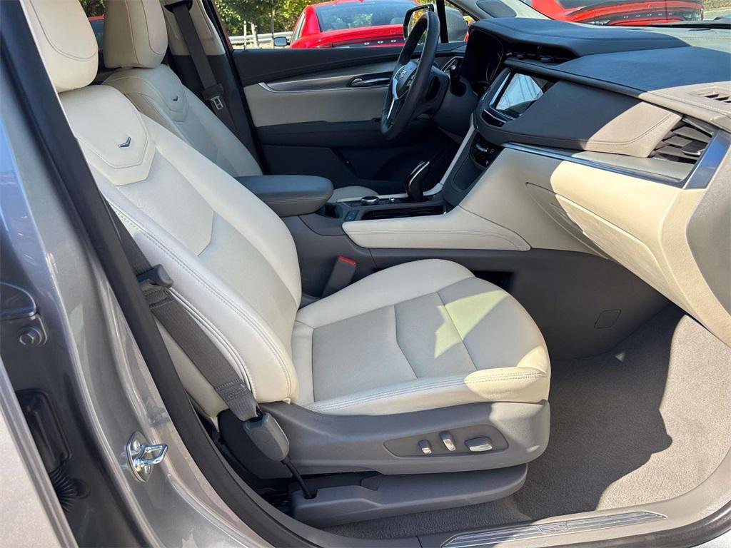 used 2025 Cadillac XT5 car, priced at $44,990