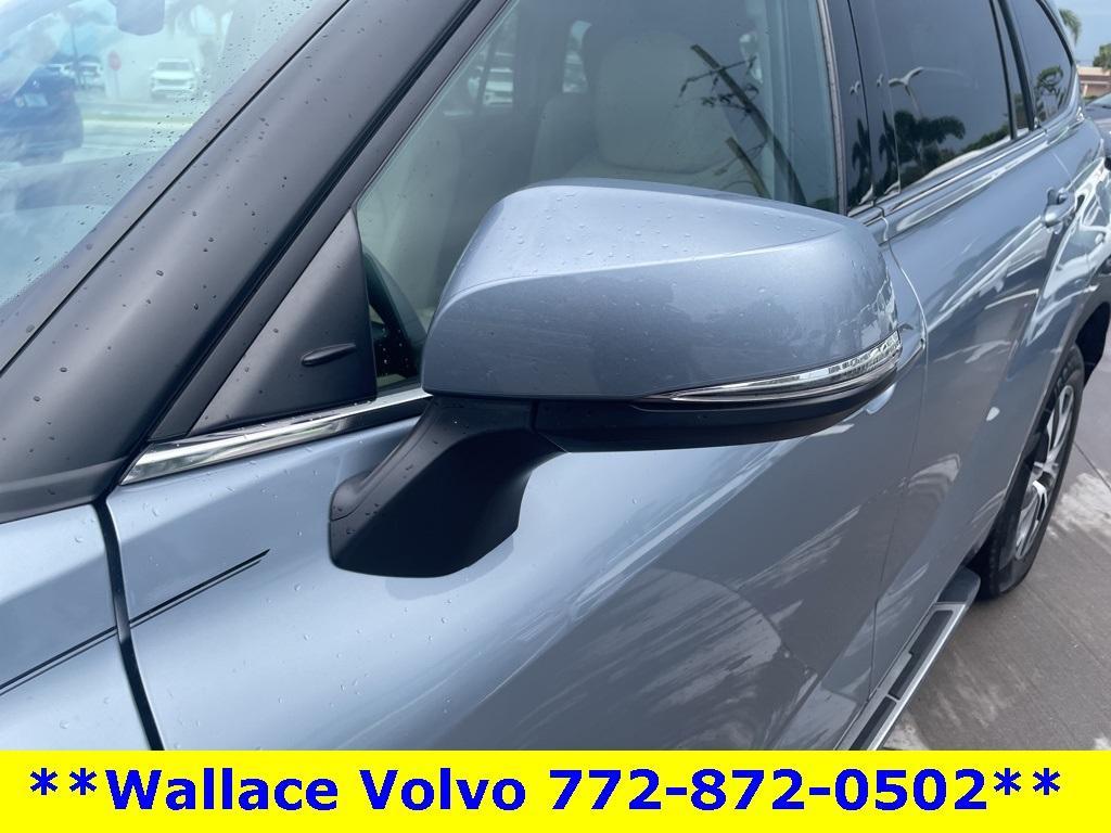 used 2022 Toyota Highlander car, priced at $32,972