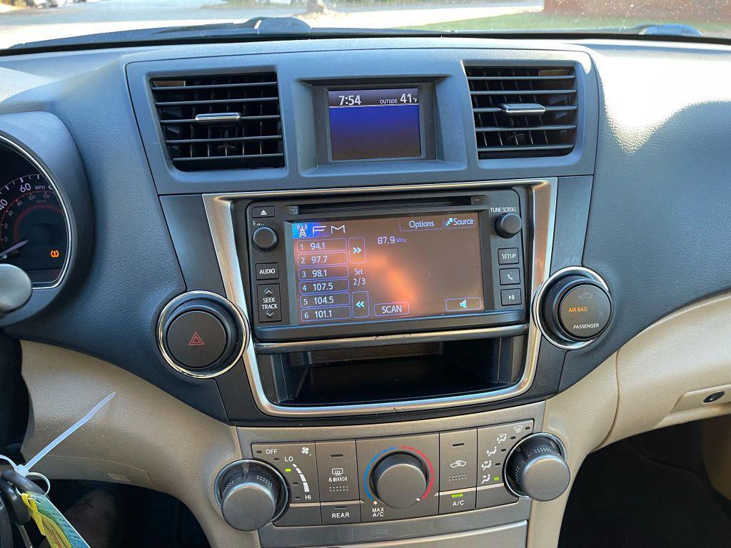 used 2013 Toyota Highlander car, priced at $13,595