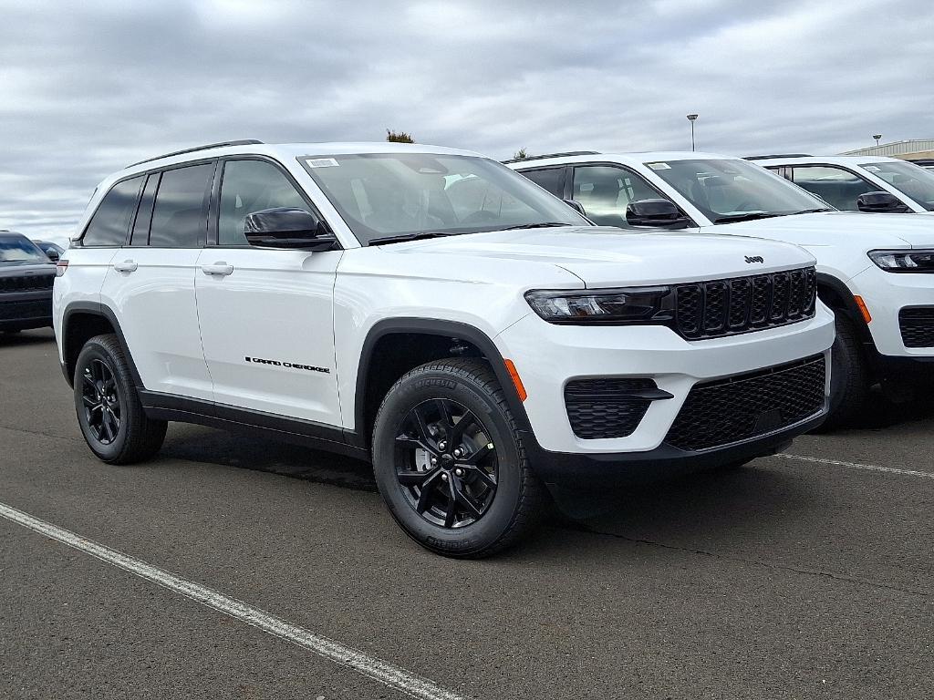 new 2025 Jeep Grand Cherokee car, priced at $39,946