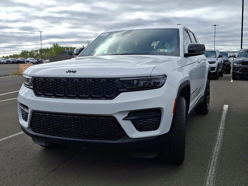 new 2025 Jeep Grand Cherokee car, priced at $39,946
