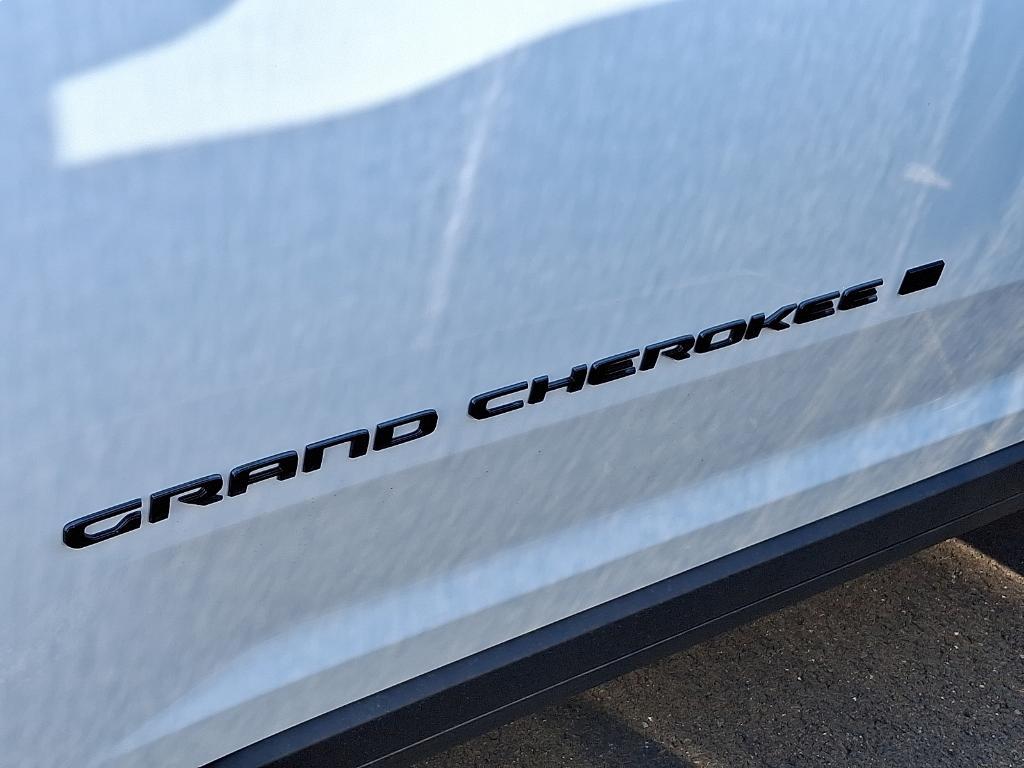 new 2025 Jeep Grand Cherokee car, priced at $45,951