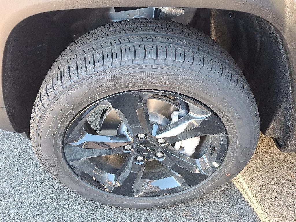 new 2025 Jeep Grand Cherokee car, priced at $45,951