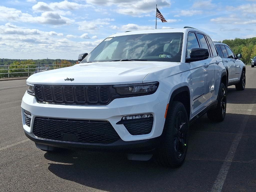 new 2025 Jeep Grand Cherokee car, priced at $45,951