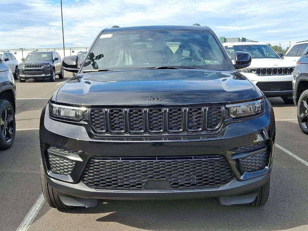 new 2025 Jeep Grand Cherokee car, priced at $40,541