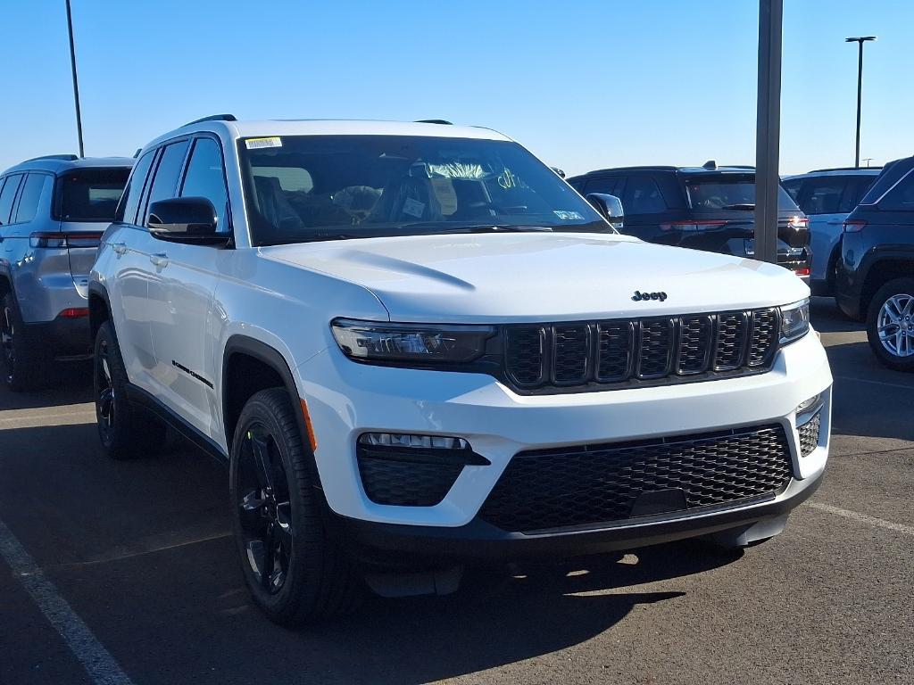 new 2025 Jeep Grand Cherokee car, priced at $43,387