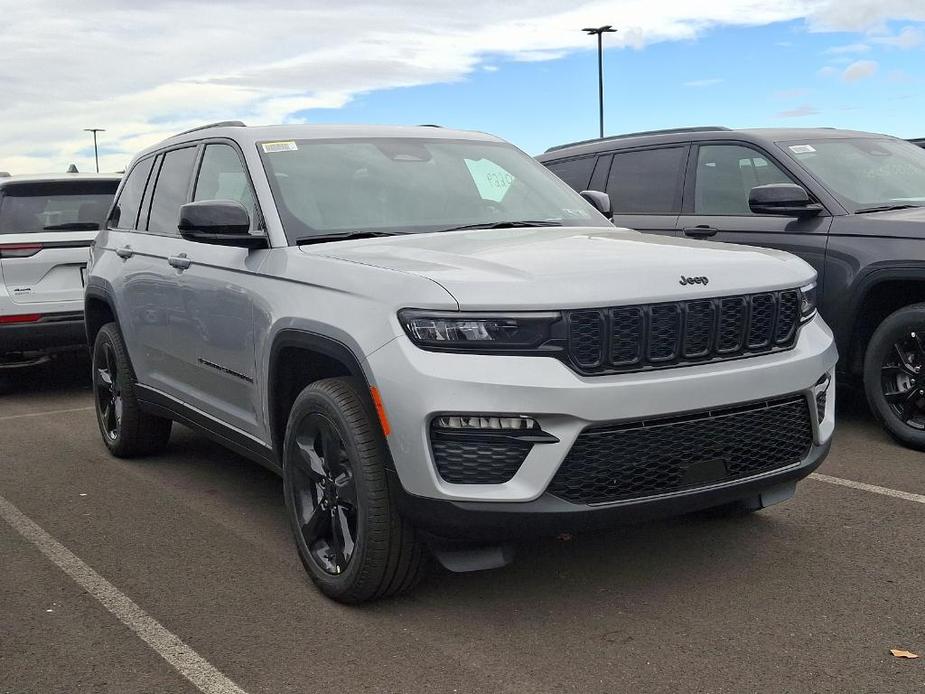 new 2025 Jeep Grand Cherokee car, priced at $49,576