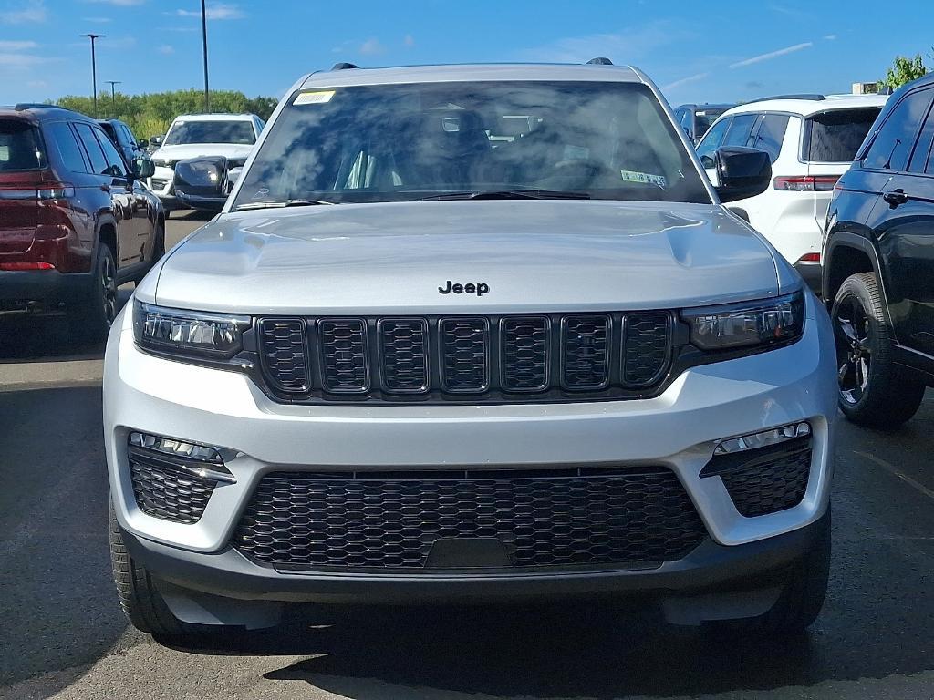 new 2025 Jeep Grand Cherokee car, priced at $47,541