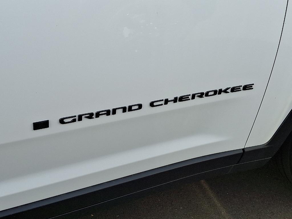 new 2025 Jeep Grand Cherokee car, priced at $45,951