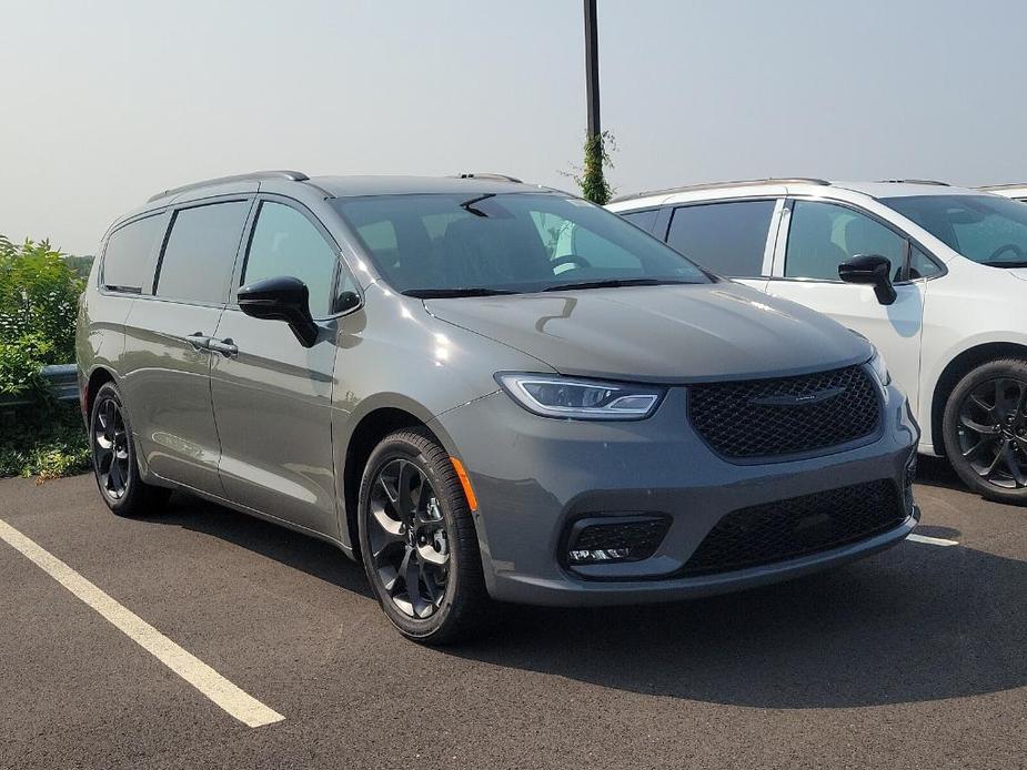 new 2024 Chrysler Pacifica car, priced at $39,496