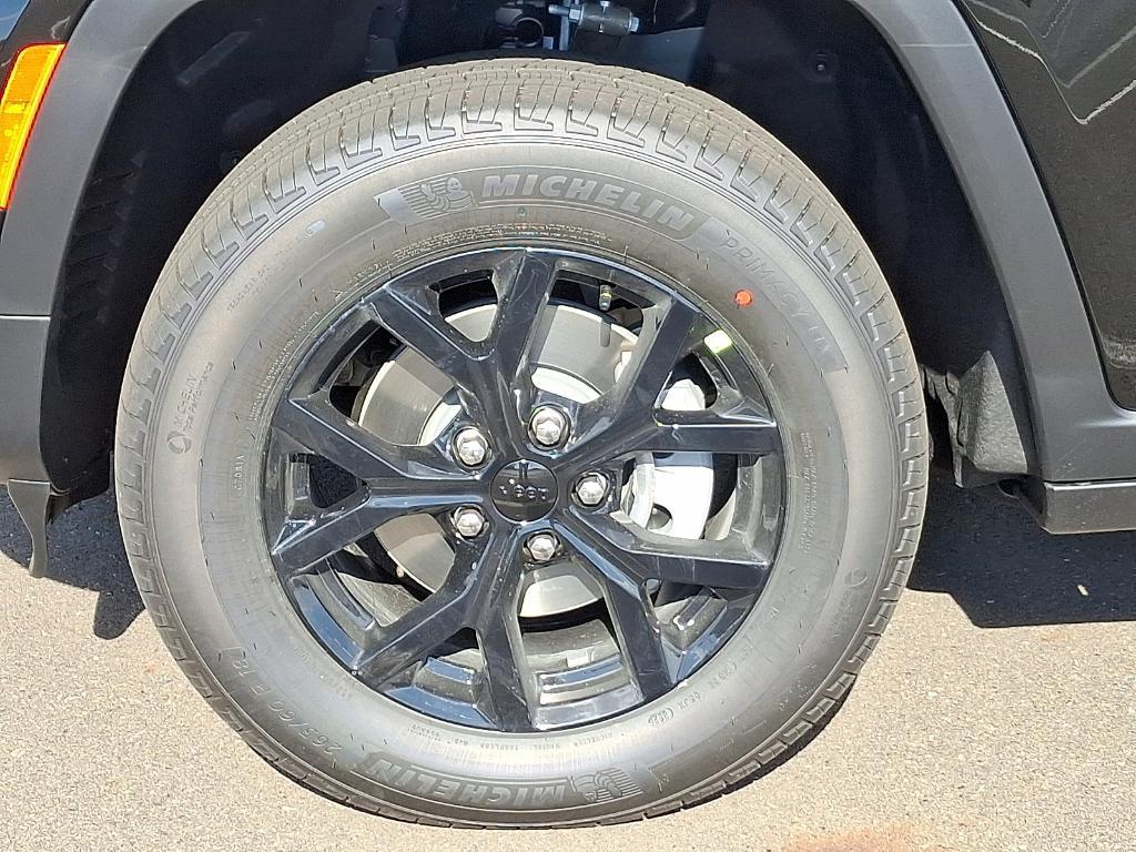 new 2025 Jeep Grand Cherokee car, priced at $40,541