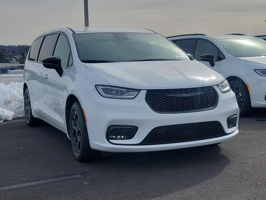 new 2024 Chrysler Pacifica Hybrid car, priced at $52,112