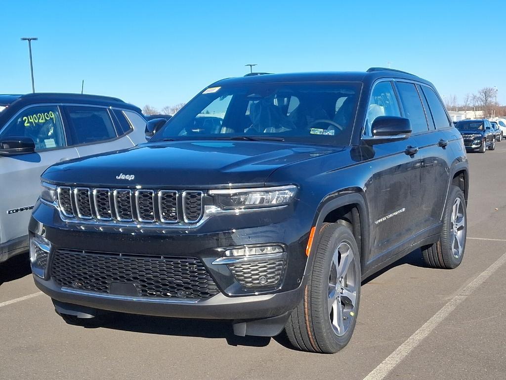 new 2025 Jeep Grand Cherokee car, priced at $53,916