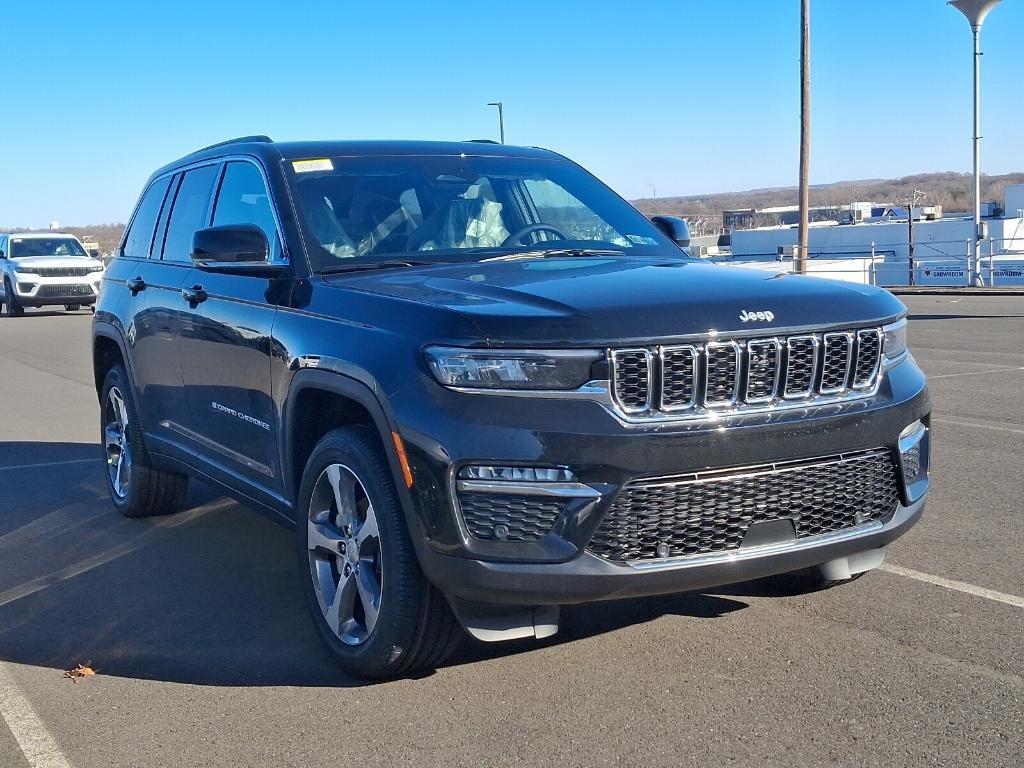 new 2025 Jeep Grand Cherokee car, priced at $53,916