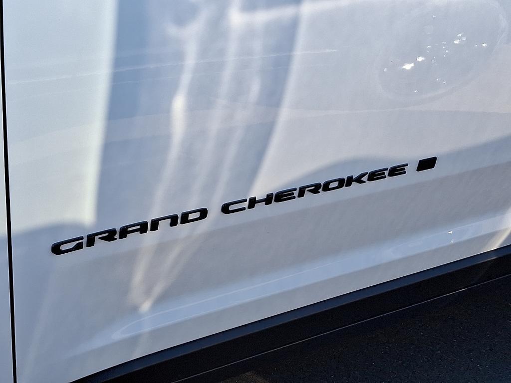 new 2025 Jeep Grand Cherokee car, priced at $45,951
