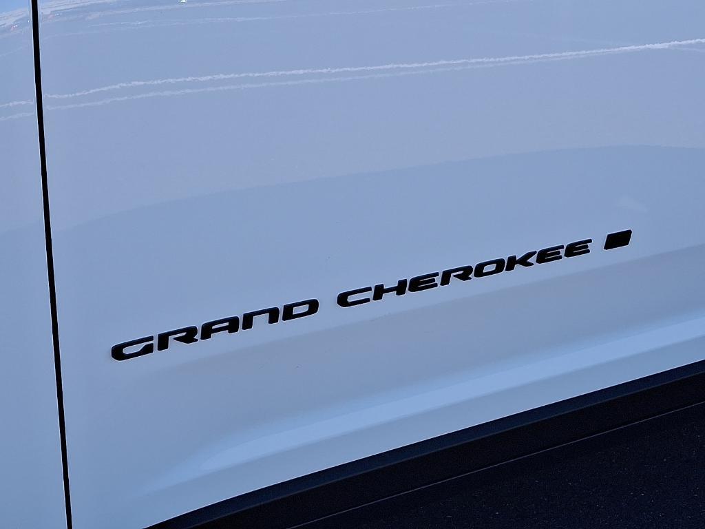 new 2025 Jeep Grand Cherokee car, priced at $45,951