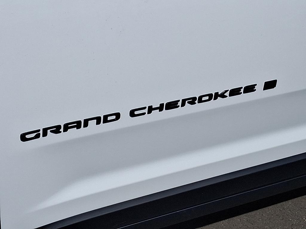 new 2025 Jeep Grand Cherokee car, priced at $39,946