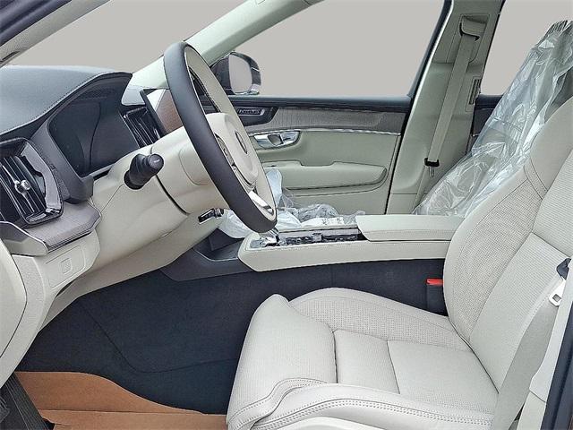 new 2025 Volvo XC90 car, priced at $73,085