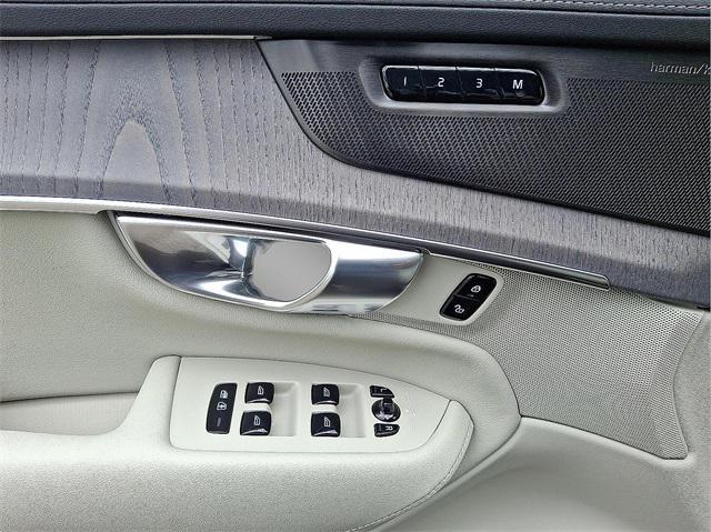 new 2025 Volvo XC90 car, priced at $73,085