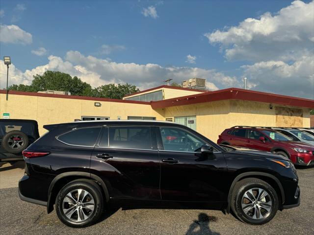 used 2022 Toyota Highlander car, priced at $34,874