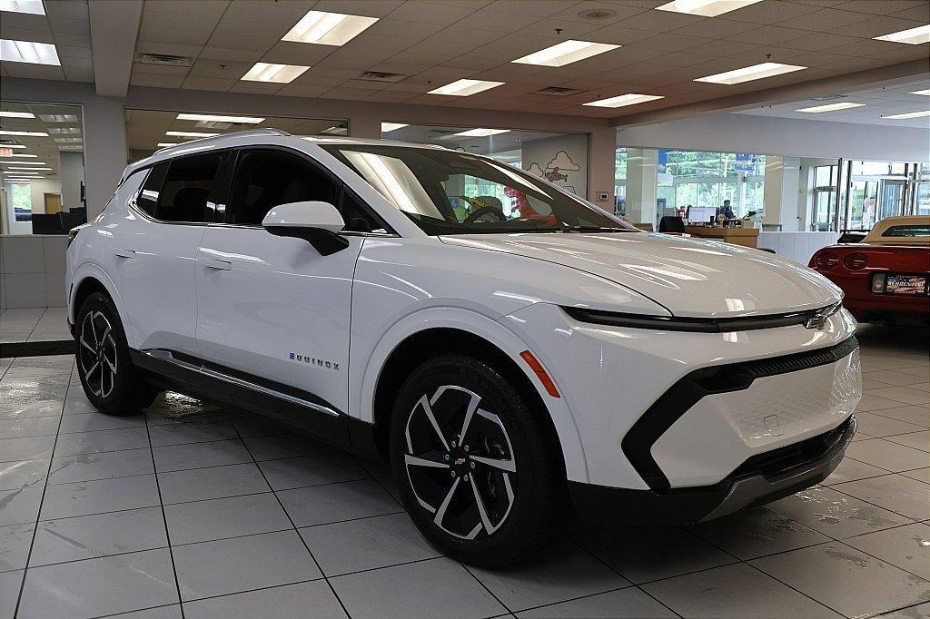 new 2025 Chevrolet Equinox EV car, priced at $33,590