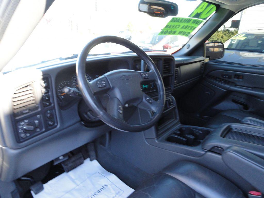 used 2004 Chevrolet Avalanche car, priced at $12,995