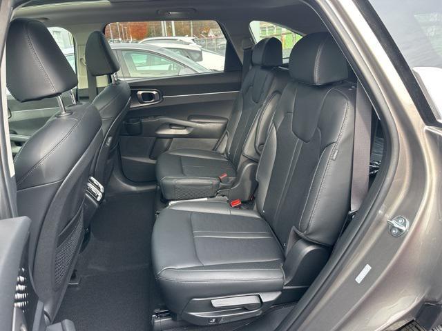 used 2025 Kia Sorento Hybrid car, priced at $36,900