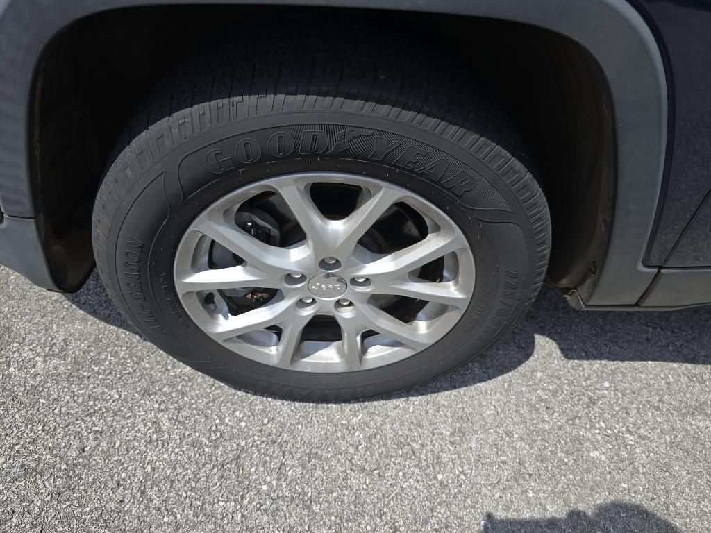 used 2018 Jeep Cherokee car, priced at $15,990
