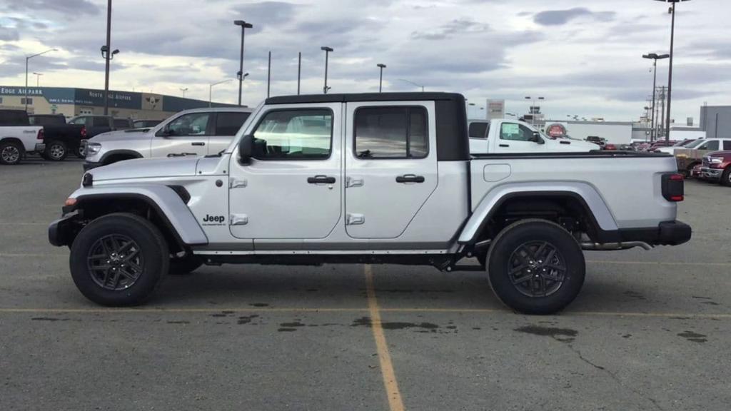 new 2024 Jeep Gladiator car, priced at $45,378