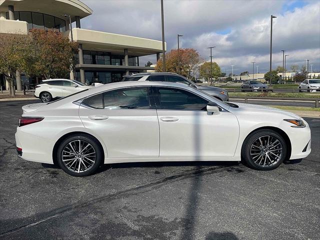 new 2025 Lexus ES 300h car, priced at $51,124