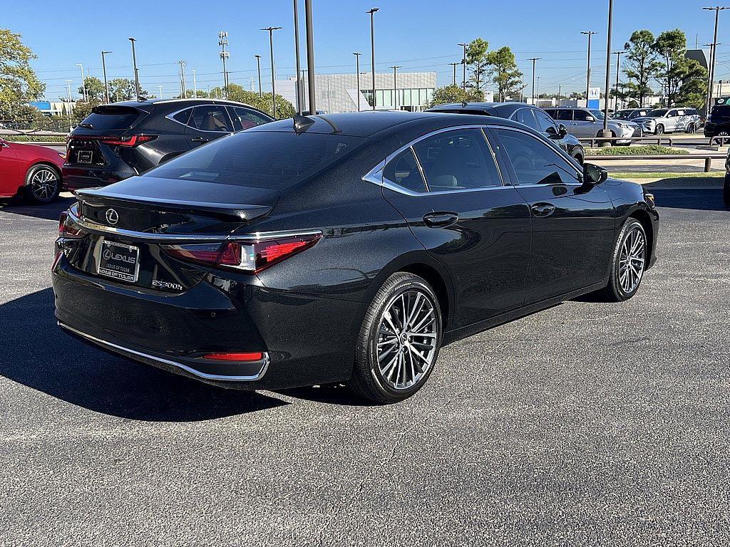 new 2025 Lexus ES 300h car, priced at $52,686
