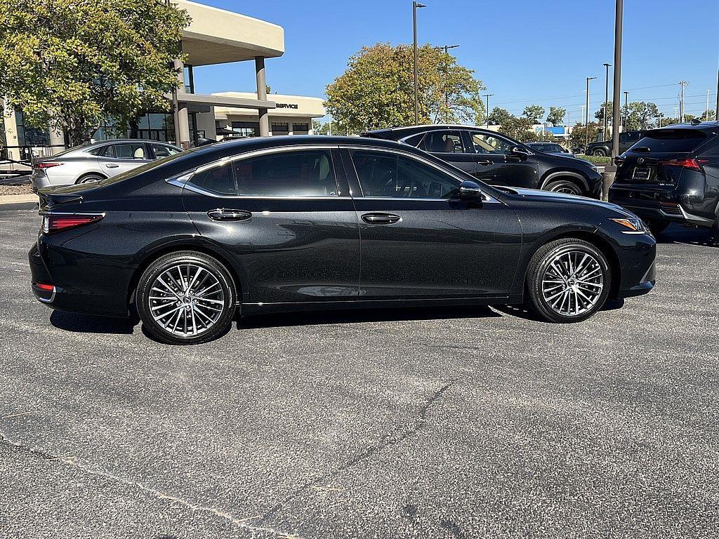 new 2025 Lexus ES 300h car, priced at $52,686