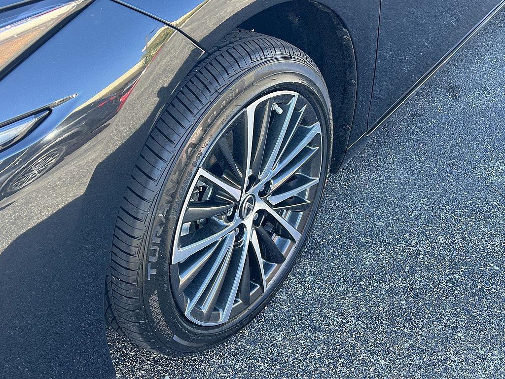 new 2025 Lexus ES 300h car, priced at $52,686