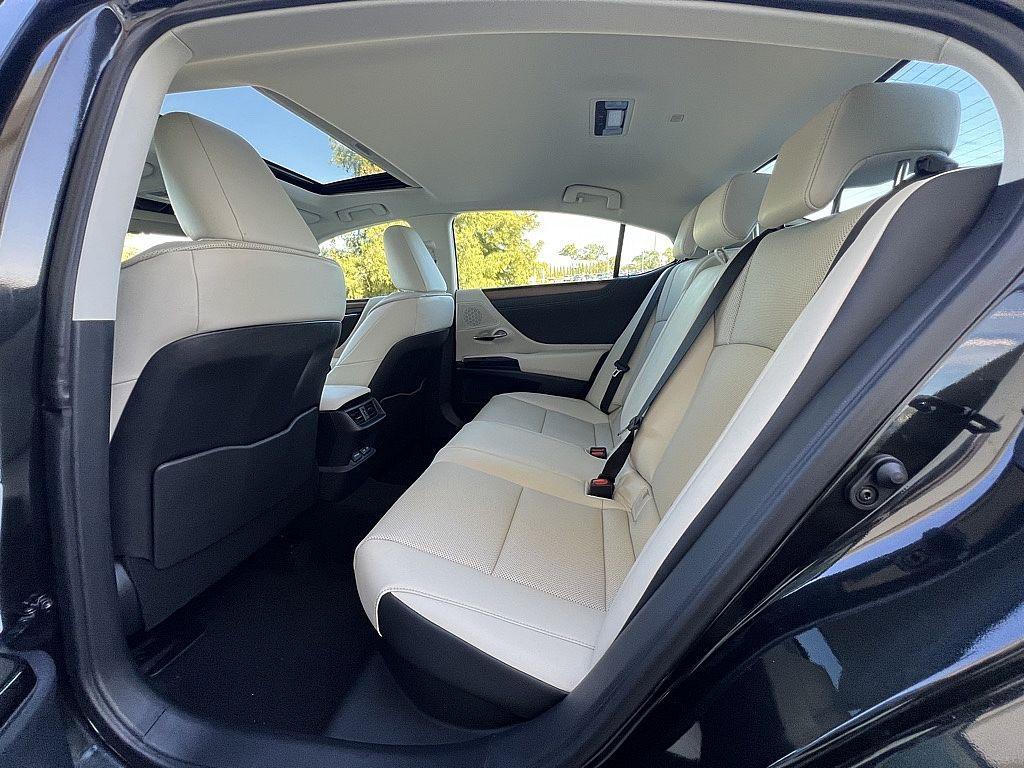 new 2025 Lexus ES 300h car, priced at $52,686