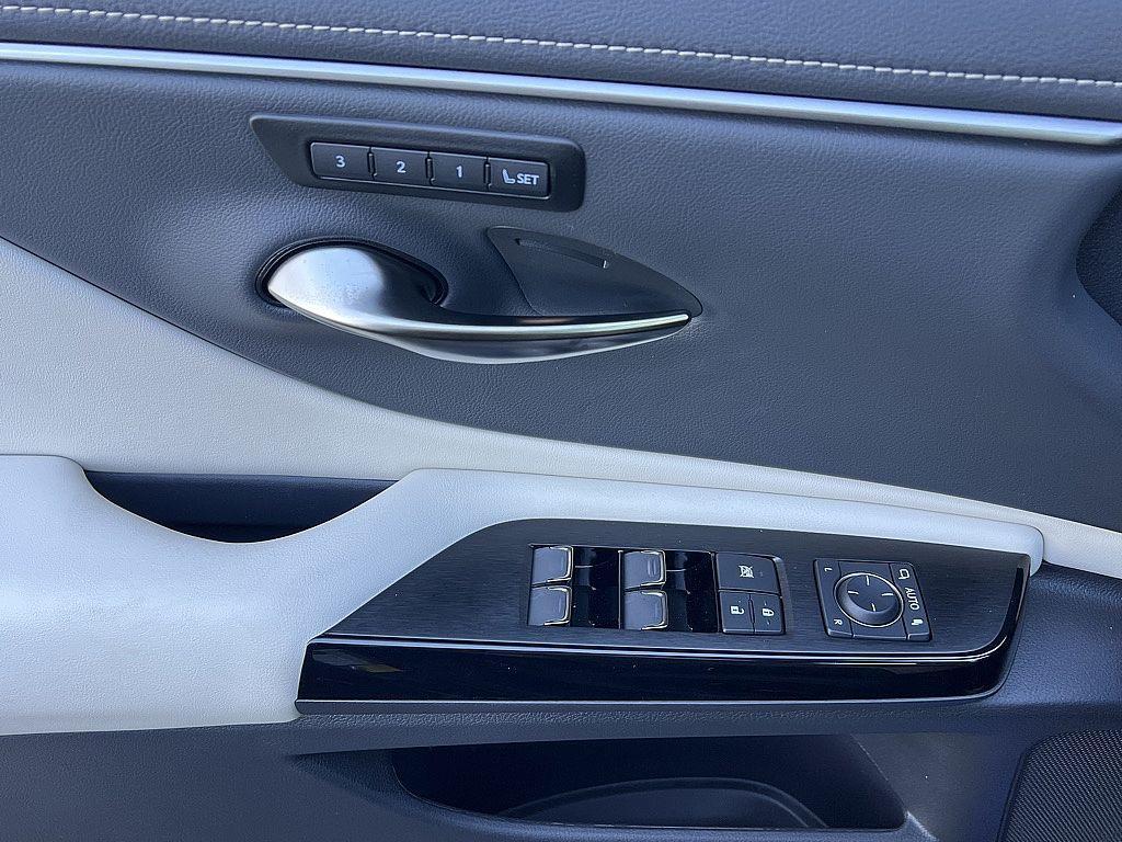 new 2025 Lexus ES 300h car, priced at $52,686