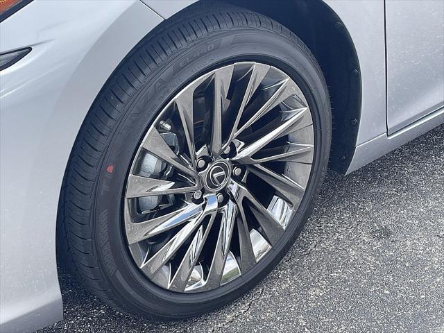 new 2025 Lexus ES 300h car, priced at $56,324